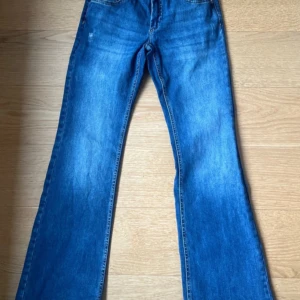 Blå bootcut jeans från ONLY strl xs.  - Snygga blå bootcut jeans från ONLY i storlek Xs. De har en klassisk femficksdesign och en bekväm passform. Perfekta för en avslappnad stil. Bootcut och lowwaist. I mycket bra skick! 