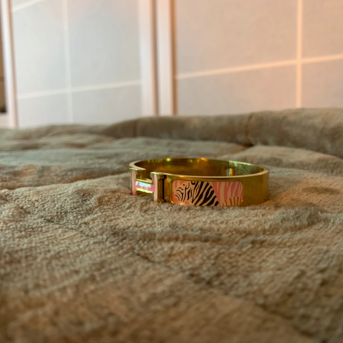 Guldarmband med zebramönster - 1
