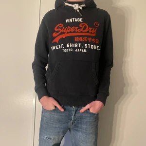 Superdryhoodie  - Vi säljer nu en superdry hoodie i svart färg 🎨 hoodien är riktigt snygg och ger outfiten en soft look hoodien är i mycket bra skick och är i storlek M. Hör av er vid minsta fundering 🤔 NYPRIS 1500 vårt 400