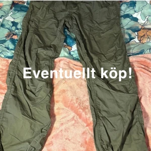 Gröna byxor från H&M - Säljer ett par gröna byxor från H&M i storlek S (mer en m). De har en avslappnad passform och är perfekta för en casual look. Byxorna är i bra skick och passar till både vardag och fritid. Köpt på herravdelningen men passar mig som tjej.