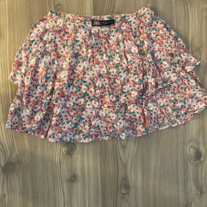 Blommig volang kjol  - Från Zara, säljer pga dubbletter💗