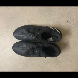 Svarta fotbollsskor från Adidas - Snygga svarta fotbollsskor från adidas. De är bra quality 8/10. Pris kan diskuteras 