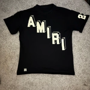 Svart t-shirt från Amiri - Snygg svart t-shirt från Amiri med stort vitt tryck på framsidan och siffran 23 på ärmen. Tillverkad i 100% bomull, riktigt bekväm. Priset e nt hugget i sten