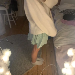 grön volang kjol - grön volang kjol. Vet inte märket💕 endast använd ett förtal gånger, inga slitningar