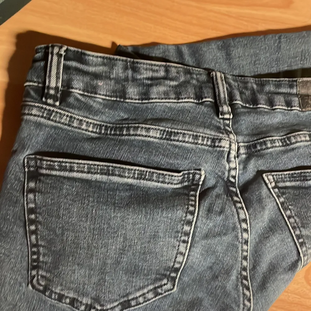 Snygga blå bootcut jeans med låg midja. 💗Innersbendlängd:77cm 💗mindjelängd:37cm 💗. Farkut & Housut.