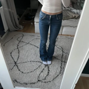 Blå bootcut jeans Gina tricot - Snygga blå bootcut jeans från Gina tricot i storlek 38. De har en klassisk femficksdesign och en bekväm passform. 