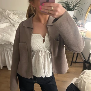 Beige jacka med dragkedja - Snygg beige jacka med dragkedja och två framfickor. 