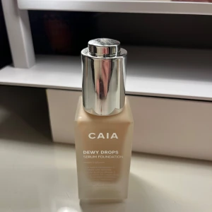 CAIA Dewy Drops Serum Foundation - Säljer en CAIA Dewy drops serum foundation. Den är endast testad så som en ny! Perfekt för en naturlig look med lyster. Innehåller 30 ml.