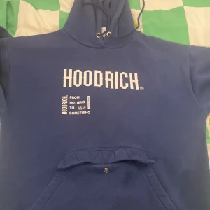 hoodie från Hoodrich - Säljer en blå hoodie från Hoodrich med texten 'From Nothing to Something' tryckt på både fram- och baksidan. Hoodien har en klassisk känguruficka och justerbar huva med snören. Perfekt för en avslappnad stil. 