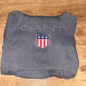 Gant hoodie  - Grå hoodie från GANT