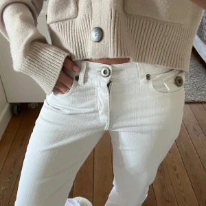 Vita Lågmidjade jeans - Superfina vita utsvängda byxor!! Skriv till mig om du vill ha mått💗Jag bär vanligtvis xs-s o de passar mig🤗🤗