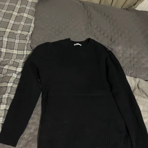 Marinblå tröja från Zara - Säljer en av mina favorit tröjor! Sjukt snygg och passar till allt. Desverre så lyckades jag tvätta den lite varmt så den är lite tight på mig. Det var en strlk L men skulle säga M nu, kanske s men lite overzized då.