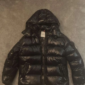 Moncler Maya  - Säljer min Moncler Maya storlek 3. Nästan helt ny använd två gånger ungefär. Hör av dig vid frågor 