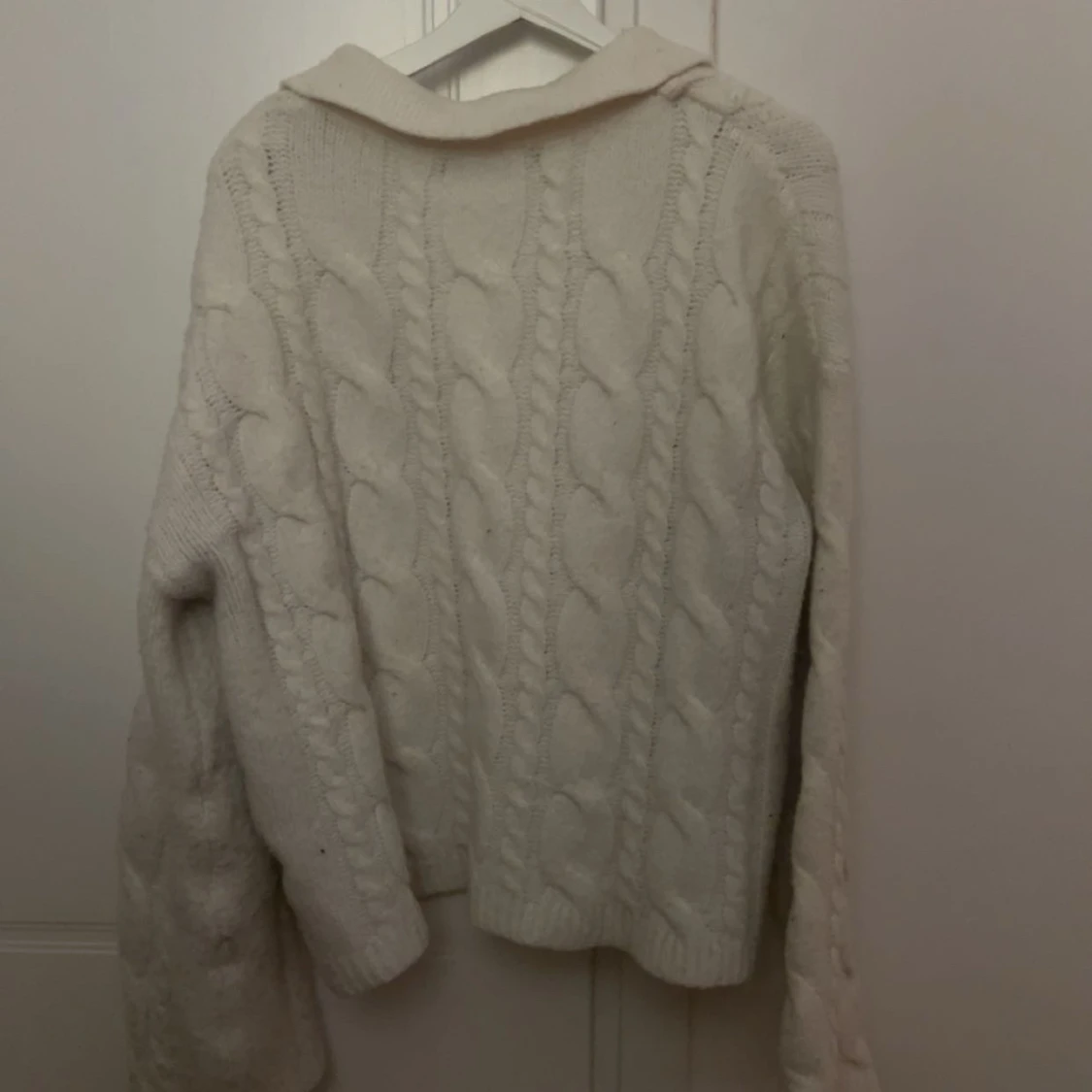 Vit/beige stickad tröja från bikbok - 90