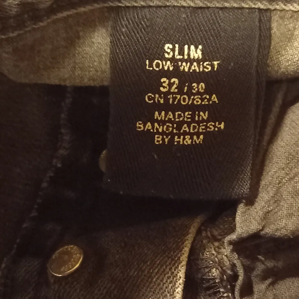 Snygga svarta slim jeans från H&M med låg midja. Perfekta för en stilren look. Tillverkade i Bangladesh, dessa jeans är både bekväma och trendiga.. Farkut & Housut.