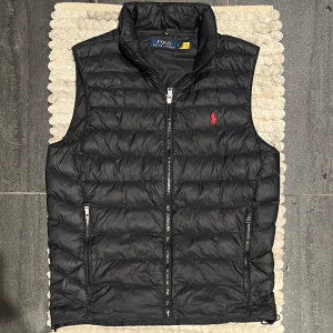 Polo Ralph Lauren Väst Svart - Snygg väst från Ralph Lauren || Storlek: S men stor i storleken så mer som en M || Mycket fint skick 