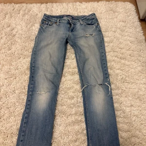 Lågmidjade jeans  - Perfekta lågmidjade jeansen med slitningar och snygg tvätt, strl S ungefär, skriv privat vid frågor och intresse⭐️ kolla gärna in mina andra annonser 