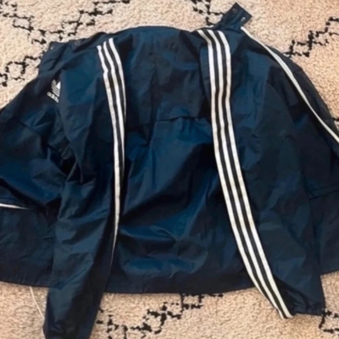 Svart vindjacka från Adidas - 90