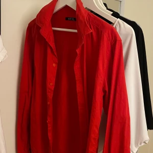 Röd skjorta från STIL - Snygg röd skjorta från STIL i storlek L. Är i mycket bra skick och  perfekt för att lägga till en färgklick i garderoben.