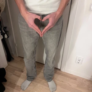 Grå relaxed jeans - Snygga jeans ifrån jack & jones, modellen Relaxed Chris. Säljer pga kommer ej till användning