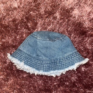 Jeanshatt - Jeanshatt med fransiga kanter från H&M. Aldrig använd endast testad för att visa hur den sitter. Nyskick UTAN prislapp 