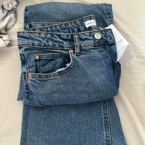 Blå bootcut jeans - Snygga blå bootcut jeans med klassisk design. Perfekta för en stilren look. De har en normal passform och är tillverkade i jeansmaterial. Passar bra till både vardag och mer uppklädda tillfällen. De är helt nya, lappar och allt sitter kvar!