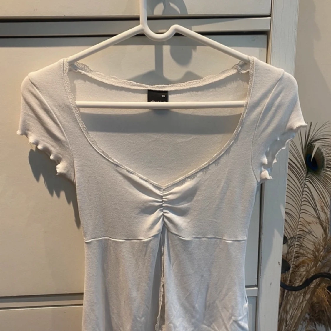 Vit kortärmad topp med spetsdetaljer - 3