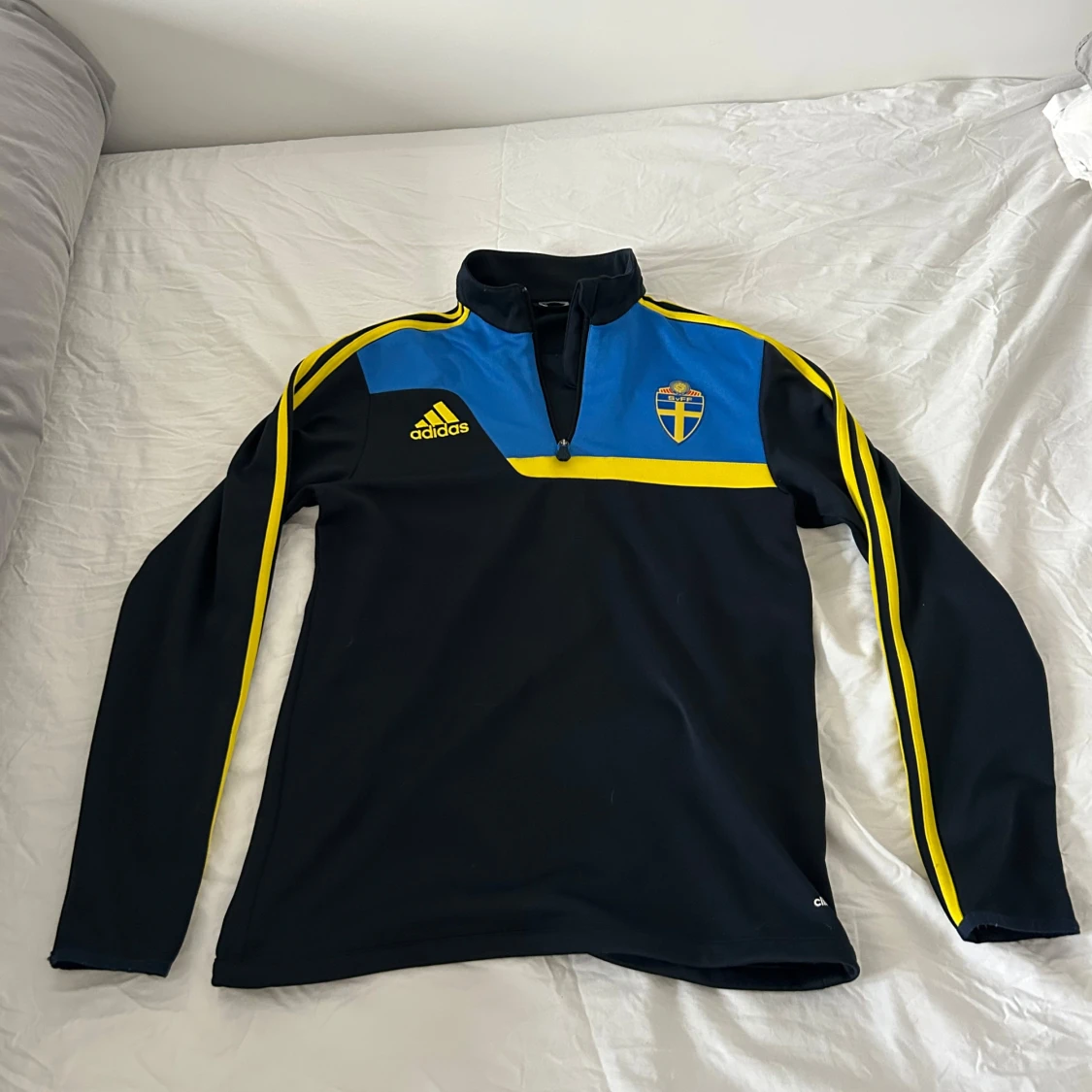 Svart och blå långärmad tröja från Adidas