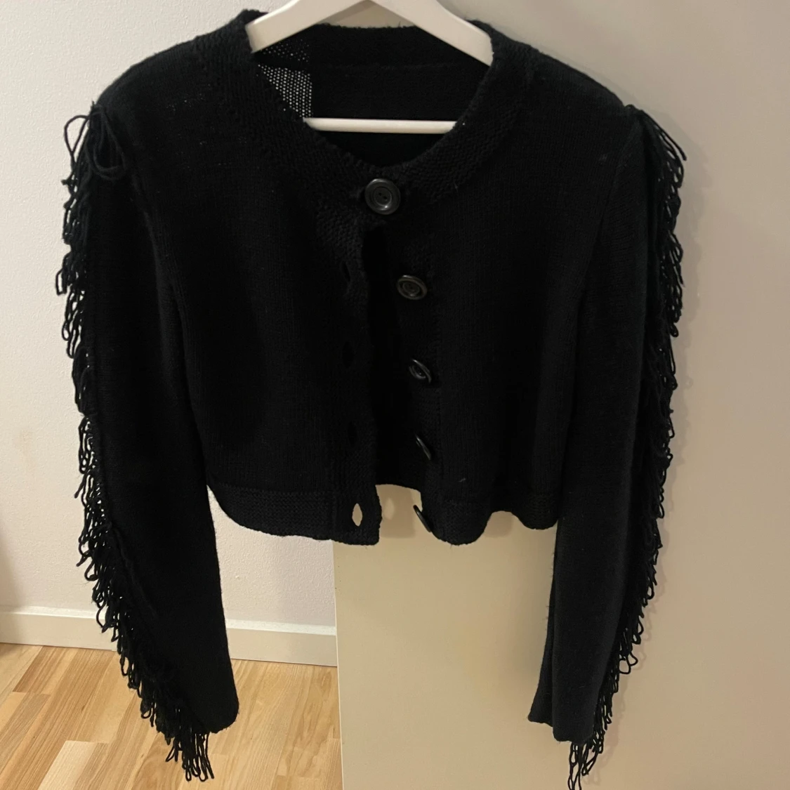 Svart kofta med fransdetaljer - 90