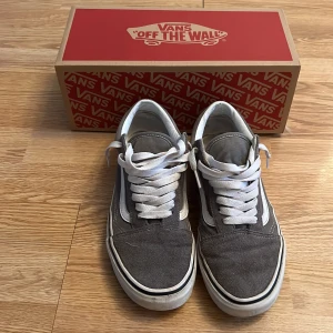 Gråa Vans sneakers - Säljer för dom för jag vuxit ur dom. Storlek 39 skicket är bra dom är inte använda så många gånger.