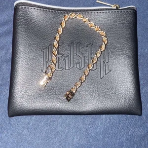 Guldarmband från Kejsar - Snyggt guldarmband från Kejsar med en tvinnad design. Perfekt för att ge en elegant touch till din stil. Armbandet kommer i en praktisk svart förvaringsväska med dragkedja. Pris kan diskuteras 
