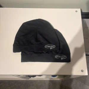 Svarta mössa från Starlight - Säljer en stilren svart mössa från Starlight. Mössan har en broderad logotyp framtill och är perfekt för kyligare dagar. Den är enkel och passar till det mesta. Perfekt för dig som vill sticka ut. dom är från deras första drop. 399:- för båda och en för 199kr