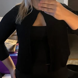 Svart trekvarts kofta från Esprit - Säljer en stilren svart kofta från Esprit. Den har en rund halsringning och långa ärmar, perfekt för lager-på-lager-stil. Passar till både vardag och mer uppklädda tillfällen.