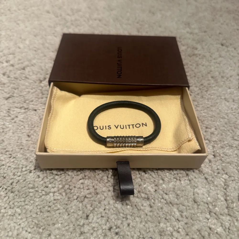 Louis vuitton ”Didget” armband fint skick med box. Nypirs 3199kr pris 1749kr . Övrigt.