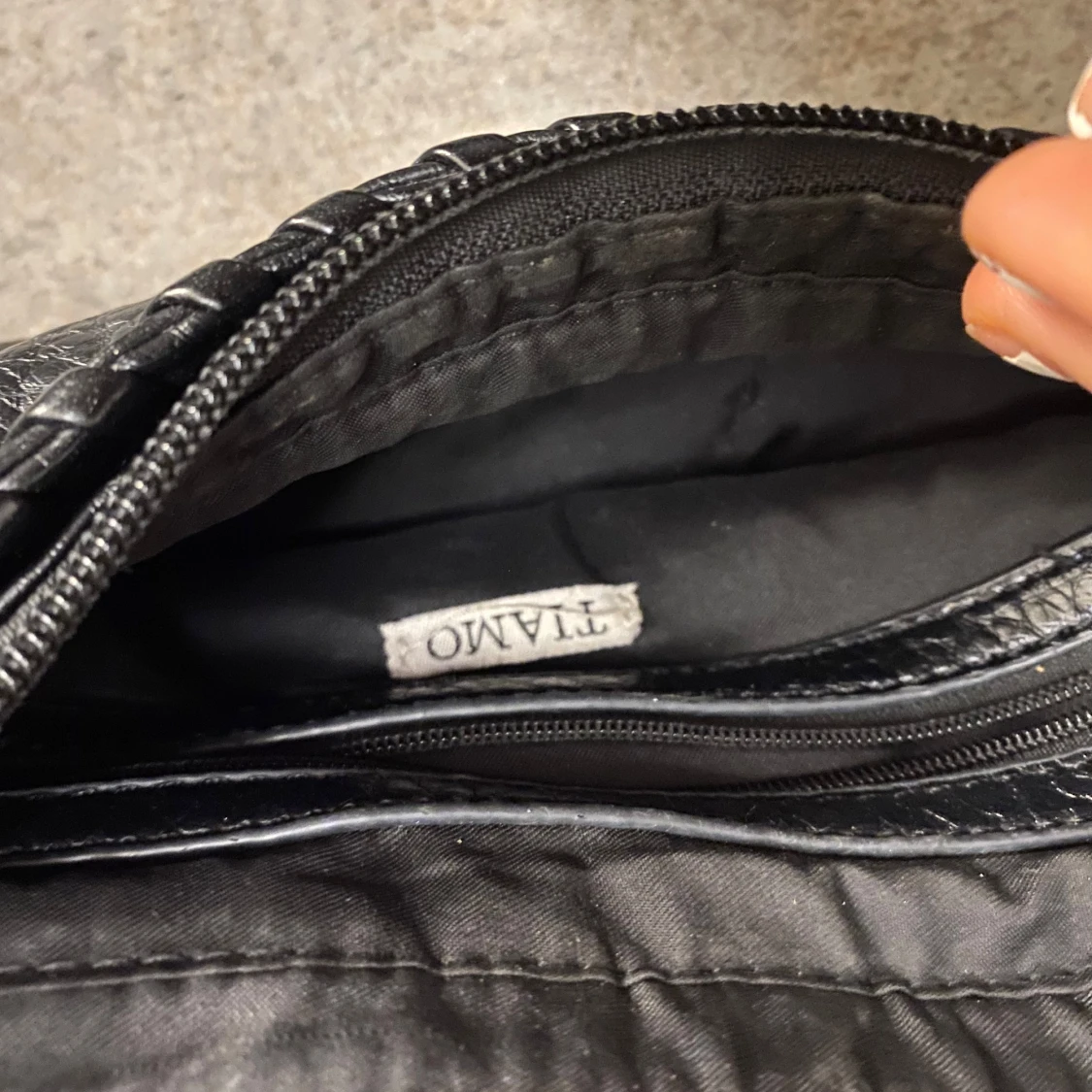 Svart axelväska med kedjedetaljer - 91