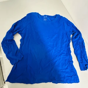 Blå långärmad tröja från Esmara - Säljer en snygg blå långärmad tröja från Esmara. Perfekt för vardagsbruk med sin enkla och stilrena design. Tröjan är i bra skick och passar perfekt till både jeans och kjol. Ett måste i garderoben för en avslappnad look! 💙