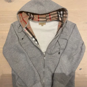 Grå Burberry Zipup - Nytt skick! Använt fåtal gånger. Priset är ej hugget i sten.