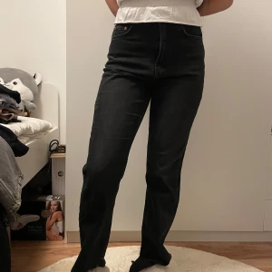 Svarta jeansbyxor - Säljer ett par svarta jeansbyxor i mycket bra skick. De är högmidjade och har en straight passform som ger en klassisk look. Perfekta för både vardag och fest! 🖤För stora för mig! 