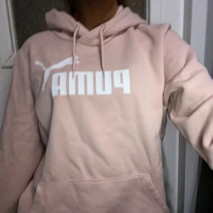 Oversized hoodie från Puma - Oversized ljusrosa hoodie från Puma, toppen-skick, säljer den då den inte har kommit till användning på länge. 🌟
