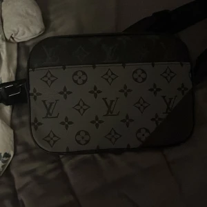 Axelväska med monogrammönster - Kom dm för mer bilder och information 