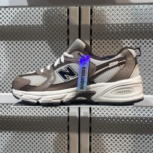 New Balance 530 sneakers - Säljer mina nya New Balance 530 i storlek 38,5. Köpt för 1600kr säljer för endast 1199kr (helt oanvänd). Kvitto och original förpackning medföljer.