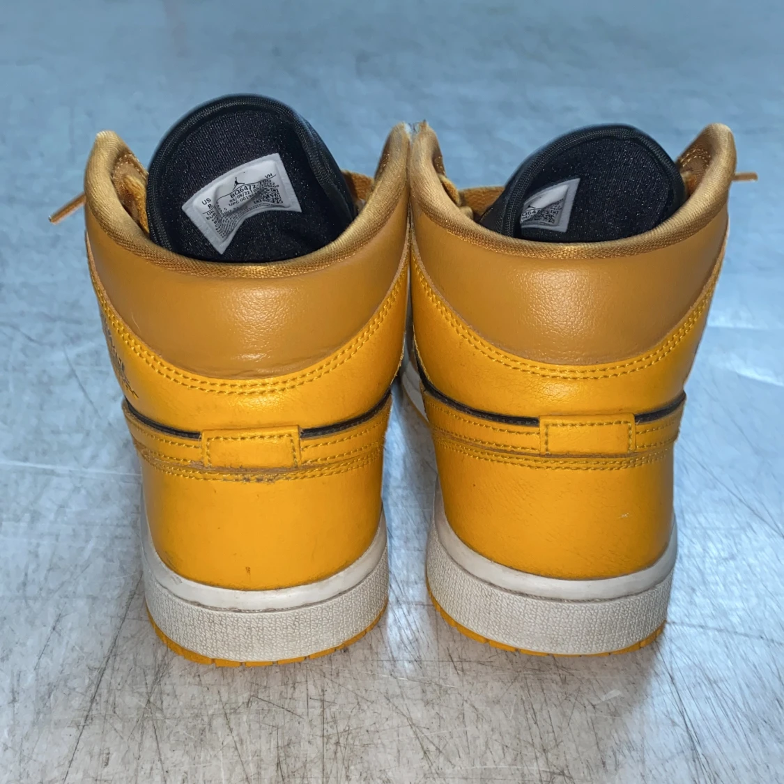 Nike Air Jordans 1 i gult och svart - 90