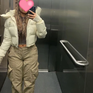 Beige cargos  - Jag söker mina beiga cargos eftersom att dem inte kommer till användning längre. 