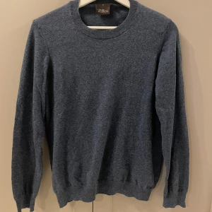 Merino ull Tröja - Oscar Jacobson -  Säljer nu denna Oscar Jacobson tröja då den inte passar mig längre, skick 8/10. Nypris runt 1000kr.