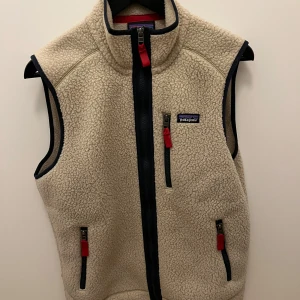 Fleeceväst från Patagonia - Säljer denna patagonia väst då den är för liten. Inga skavanker eller liknande. Storlek S och vill ha 999kr för den