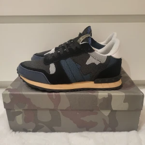 Valentino rockrunner - Ett par riktigt snygga rockrunners || Perfekta nu till vintern || Storlek 39 || Skicket är 10/10 (Nytt skick) || Box medföljer✅️ || Nypris ca 5-7k || Hör av vid intresse!😉