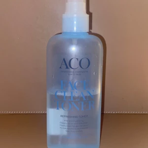 ACO Face Clean Toner 200ml - Fräsch ansiktsrengöringstoner från ACO i en genomskinlig blå flaska. använd hälften av flaskan