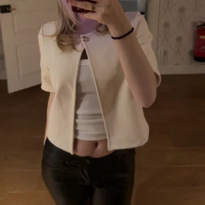 Topp från Gina - Säljer denna jättefina topp/kofta från Gina som aldrig kommit till användning, lappen finns kvar!!💕