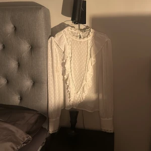 Söt Zara blus - Jätte söt blus från Zara med volanger, helt oanvänd❣️