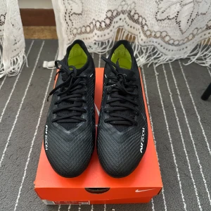 Nike Air Zoom Mercurial fotbollsskor - Säljer ett par Nike Air Zoom Mercurial Vapor 15 Pro FG. Säljs på grund av storlek. Skorna är i väldigt bra skick då det  endast användes till 1 träning. Nypris 1800kr    Hör av dig vid fler frågor eller bilder!!!